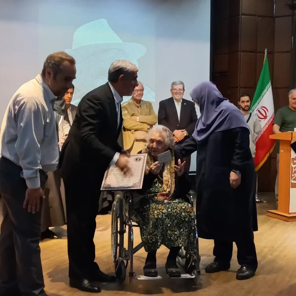 اهدا لوح یادبود و تقدیر از ثمینه باغچه بان توسط خانم دکتر مهدویان مدیر عامل انجمن ملی زبان اشاره ایران